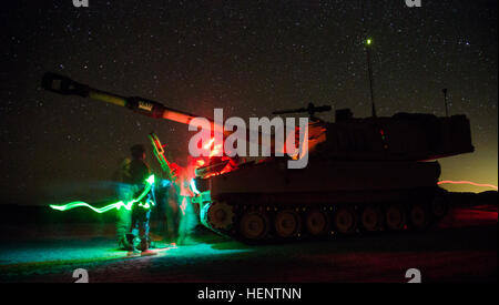 US-Soldaten, zugewiesene Bravo Company, 1. Bataillon, 77th Armor Regiment, 4. gepanzerte Brigade Combat Team, 1. US-Panzerdivision, führen Wartungsarbeiten an eine M109A6 Paladin während der entscheidenden Aktion Rotation 14-10 an das National Training Center Fort Irwin, Kalifornien, 24. September 2014. Entschlossenes Handeln Drehung Training Umwelt Rotationen wurden entwickelt, um ein häufiges Trainingsszenario für den Einsatz der Armee und Koalition Kräfte zu erstellen. (US Armee-Foto von Sgt. Richard W. Jones Jr./freigegeben) Soldaten patrouillieren mit einem M109A6 die ganze Nacht 140925-A-QU939-077 Stockfoto