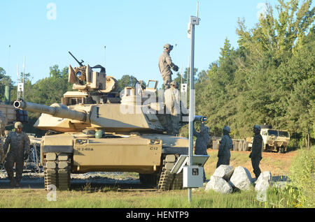 Panther Soldaten, 69. Armor Regiment, 2. Bataillon, 3. gepanzerte Brigade zugewiesen, 3. Infanterie-Division vorbereiten der M1a2 Abrams, damit sie erfolgreich abschließen können Tabelle XII Leben Feuer Qualifikation 24. September 2014, in Fort Benning, Georgia unbesungenen Helden 140924-A-BZ612-003 Stockfoto