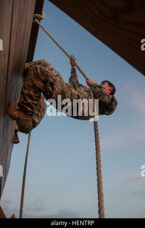 Capt Collin Russell, verwendet der Verhandlungsleiter Einrichtungen für die 1. Kavallerie-Division ein Seil um zu erklimmen einer Wand während Offizier körperliches Training in Fort Hood, Texas, 26 September. Soldaten absolvierte verschiedene Aufgaben auf einem Parcours die Installation neben Bewertung, Behandlung und den Transport von einem Unfall und eine Rugby-Spiel zu spielen. (Foto: US-Armee Sgt. Angel Turner, 1. Cav. Div. PAO (freigegeben) Cav Offiziere arbeiten zusammen, überwinden Sie Hindernisse 140926-A-TK117-001 Stockfoto