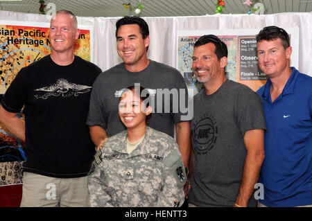 US-Armee Pfc. Evangelina Martinez, steht aus Dallas, Texas, mit ehemaligen professionellen Baseball-Spieler auf Lager als Sayliyah, Mai 6. Die Major-League-Legenden enthalten Jeff Nelson, Tim Salmon, Mike Remlinger und Dean Palmer. Die Athleten waren an verschiedenen US-Militäreinrichtungen in Südwest-Asien unterwegs. Remlinger, ein pensionierter Krug baut derzeit seine Kräfte für eine mögliche Rückkehr zu Major League Baseball noch in diesem Jahr. "Ich möchte die Cubs, zurück", sagte Remlinger. "Ich hatte eine tolle Zeit in Chicago, aber wo ich hingehe, alles hängt von der Notwendigkeit der Teams spielen. Jetzt gerade Stockfoto