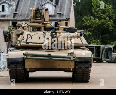 Ein M1A2 Panzer von Delta Company, 1. Bataillon, sucht nach feindlichen Kräfte in der Ausbildung Dorf Sangari im Joint Readiness Training Center, Fort Polk, Louisiana, Sept. 29 64. Armor Regiment. Combat Training Centers schaffen realistische Szenarien und Staats-und Regierungschefs einen umfassenden Ansatz zur Ausbildung in einem gemeinsamen interagency, zwischenstaatlichen und internationalen Umfeld. Diese entschiedene Maßnahmen Trainingsumgebung erzeugt Einheit Bereitschaft und verbessert die Staats-und Regierungschefs Fähigkeit, in komplexen Umgebungen zu betreiben. (Sgt. William Gore, 40. PAD) Joint Readiness Training Center Rotation 140929-A-IN Stockfoto