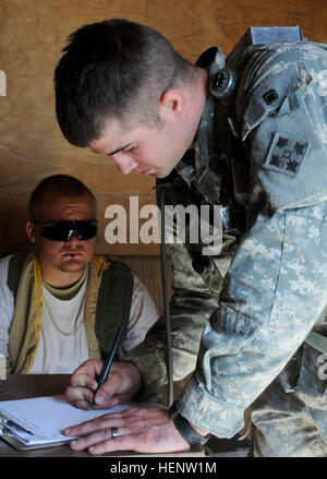 Pvt. Toby Barnes, combat Medic-Hauptbüro und Stabskompanie, 1. Staffel, 10. Kavallerie-Regiment, 2nd Brigade Combat Team, 4. US-Infanteriedivision, schreibt ein Rollenspiel irakischen Patient Statistiken, 7 Mai, während eine medizinische Betreuung Ausbildungsmission im National Training Center in Fort Irwin. Barnes, bereitet sich von Cornelia, Ga., auf seinen ersten Einsatz in den Irak, obwohl keine offizielle Bereitstellung Aufträge für die Brigade Haudegen noch ausgestellt wurden. Unterstützt das Schlachtfeld 87558 Stockfoto