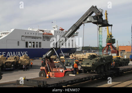 Bradley Kampffahrzeuge, Strykers, Humvees, gepanzerte Personentransporter, HEMTT-Tankwagen, und andere taktische Fahrzeuge der US-Armee wurden von September 30 bis Oktober auf die Bahnlinien verlegt 1 für den Transport in die baltischen Staaten während der atlantischen Entschlossenheit. An dieser multinationalen Übung nahmen das 1. Brigade Combat Team, die 1. Kavallerie Division und die Gastländer Estland, Lettland und Litauen teil, um die Interoperabilität und die Bereitschaft für kombinierte Waffen zu verbessern. Stockfoto