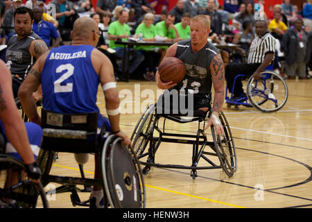 Pensionierter Marine CPL. Justin Gaertner aus Tampa, Florida, spielt mit der US Special Operations Befehl (USSOCOM) Rollstuhl-Basketball-Team gegen die Luftwaffe, Sept. 30, während die Krieger Spiele 2014 in Colorado Springs, Colorado Athleten aus der USSOCOM Adaptive Sportprogramm stehen im Wettbewerb gegen Teams aus allen Branchen, 28. September-4 Oktober. Die Krieger Spiele, gegründet im Jahr 2010 sollen Heilung und Genesung der Verwundeten, Kranken und verletzten Soldat innen und Veteranen durch adaptive Sport zu unterstützen. US Special Operations Command-Team, Krieger Spiele 2014 140930-A-JJ202-003 Stockfoto