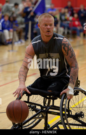 Pensionierter Marine CPL. Justin Gaertner aus Tampa, Florida, spielt mit der US Special Operations Befehl (USSOCOM) Rollstuhl-Basketball-Team gegen die Luftwaffe, Sept. 30, während die Krieger Spiele 2014 in Colorado Springs, Colorado Athleten aus der USSOCOM Adaptive Sportprogramm stehen im Wettbewerb gegen Teams aus allen Branchen, 28. September-4 Oktober. Die Krieger Spiele, gegründet im Jahr 2010 sollen Heilung und Genesung der Verwundeten, Kranken und verletzten Soldat innen und Veteranen durch adaptive Sport zu unterstützen. US Special Operations Command-Team, Krieger Spiele 2014 140930-A-JJ202-007 Stockfoto