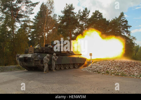 Sgt. 1. Klasse Joseph Maughon, Recht, der Meister Schütze für Unternehmen C, 2. Bataillon, 12. Kavallerie-Regiment, 1st Brigade Combat Team, 1. Kavallerie-Division und Staff Sgt Scott Colson, links, ein Panzerkommandant im Unternehmen C, 2. BN. 12. Cav. Regt. Fernbedienung Feuer einen Panzer während der Kalibrierung Brand in Grafenwöhr Training Area, Deutschland, Okt. 1. Entfernten Feuer 141001-A-SJ786-132 Stockfoto