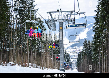 BUKOVEL, UKRAINE - 17. Dezember 2016: Skifahrer mit Seilbahn. Stockfoto