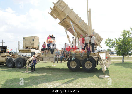 Ehegatten von Soldaten im 69. Luft-Verteidigung-Artillerie-Brigade posieren für ein Foto auf ein Patriot Start System am 2. Okt. in Fort Hood, Texas, nach der Teilnahme an den Blitz Brigade Ehepartner Herausforderung. (Foto: U.S. Army Staff Sgt Kimberly Lessmeister / 69. ADA Public Affairs Office) ADA Familienmitglieder konkurrieren in Lightning Brigade Ehepartner Herausforderung 141002-A-PV892-120 Stockfoto