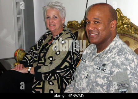 Generalmajor Darryl A. Williams (rechts) und US-Botschafter in Liberia, Deborah R. Malac Teilnahme an einer Pressekonferenz in Monrovia, Liberia am 2. Okt.. Williams ist der Kommandeur der US-Armee Afrika. Seine Organisation ist in Liberia, die Teilnahme an der Operation Vereinigte Unterstützung, eine internationale Bemühung, einen Ebola-Ausbruch in der Region zu kämpfen. Der US Agency for International Development wird die US-Regierung Organisation für Operation Vereinigte Unterstützung. US Africa Command unterstützt die Bemühungen durch die Bereitstellung von Befehl und Steuerung, Logistik, Schulung und technischen Anlagen um die Eb enthalten Stockfoto