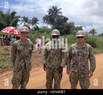 Marine bekämpfen Ingenieure bekannt als Seabees führen eine Standortanalyse auf die Flächeneinheit Bomi County Ebola-Behandlung. Die Behandlungseinheit unterstützen Betrieb United Assistance.The US Agentur für internationale Entwicklung der US-Regierung Organisation für Betrieb United Hilfe ist. US Africa Command unterstützt die Bemühungen durch die Bereitstellung von Befehl und Steuerung, Logistik, Schulung und technischen Anlagen um das Ebola-Virus-Ausbruch in westafrikanischen Nationen enthalten. (US-Armee Afrika von Command Sergeant Major Jeffrey T. Stitzel) Bomi County Ebola Einheit Behandlungsstelle 141003-A-ZZ999-003 Stockfoto