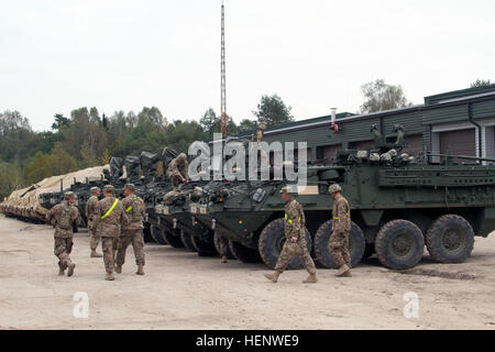 Nach Erhalt der Bradley Kampffahrzeuge, Strykers und andere taktische Fahrzeuge Okt. 4, Soldaten Kraftstoff und sichern der Fahrzeuge im Fuhrpark in Vorbereitung auf kommende multinationalen Übungen in Litauen. Vilseck, Deutschland ansässigen Soldaten aus C-Truppe, 1. Staffel, 2. Kavallerie-Regiment, und Fort Hood, Texas ansässigen Soldaten der B-Company, 2. Bataillon, 8. Kavallerie-Regiment, 1st Brigade Combat Team, 1. Kavallerie-Division, sind gemeinsame US-litauischen militärische Übungen im Rahmen der US-Army in Europa führte Atlantic zu beheben, eine multinationale kombinierte Waffen-Übung mit der 1. BCT beteiligt Stockfoto