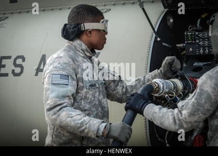 Piloten und Crew-Mitglieder der 2. Combat Aviation Brigade mitmachen in einer Armee der Republik von Korea rotary Flugzeugen Top Heligun(Gun) Wettbewerb nächster Biseung 6. Oktober 2014 hier. 2. CAB nicht Teil des eigentlichen Wettbewerbs war, Personalressourcen und Vermögenswerte der Brigade unterstützt damit der Veranstaltung einen Erfolg. Mitglieder des 4. Angriff Reconnaissance Battalion und 6. Geschwader, 17. Kavallerie-Regiment brachten mit zwei AH - 64D Longbow Apache und zwei OH-58 Kiowa Warrior Hubschrauber. Die Veranstaltung ermöglichte es 2. CAB, die Republik Korea und den USA Allianz weiter zu stärken. 2CAB Fuelers helfen weiter hungernde th Stockfoto