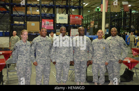 Ersten Theater Sustainment Command Kommandierender General, Generalmajor Darrell K. Williams, posiert mit USAMMC-SWA Führer während der SHOTEX Influenza Veranstaltung in Qatar, 6. Oktober 2014. USAMMC-SWA ist der führende Anbieter von Grippeimpfstoffen in den US Central Command Verantwortungsbereich mit mehr als 200 US-Verteidigungsministerium und Department of State Kunden in über 15 Ländern. (US Armee-Foto von 1st Lt. Christopher Legette/freigegeben) United States Army Medical Materiel Center-Südwest Asien kämpft Grippe durch drei Veranstaltungstagen Impfung 141006-A-ZJ446-001 Stockfoto