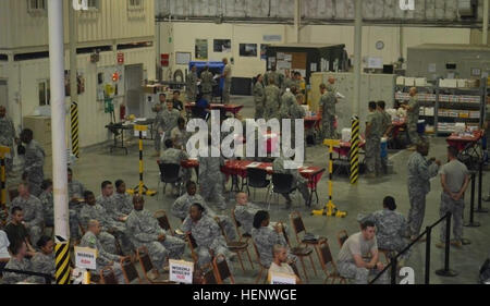 United States Army Medical Materiel Center-Südwest Asien von der 3. Medical Command (Deployment Support) Operational Command Post (vorwärts) veranstaltet eine dreitägige Übung oder "SHOTEX" Influenza Impfung Antrieb für alle US-Truppen, Katar, Okt. 6. (US Armee-Foto von 1st Lt. Christopher Legette/freigegeben) United States Army Medical Materiel Center-Südwest Asien kämpft Grippe durch drei Veranstaltungstagen Impfung 141006-A-ZJ446-003 Stockfoto