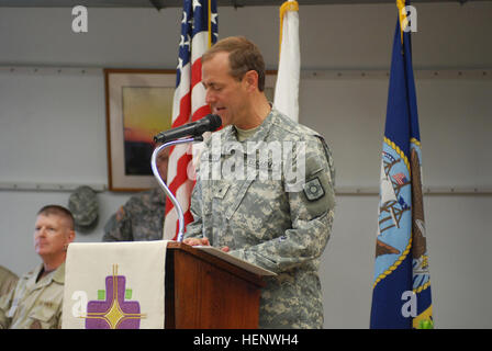 Armee Generalleutnant Gregory Zanetti, stellvertretender Kommandeur für gemeinsame Task Force-Guantanamo, liest Schriftstellen aus dem Buch der Psalmen und des Apostels Paulus Brief an die Hebräer während der vierteljährlichen Kommandant Gebetsfrühstück, 12. Mai 2008, am Joint Task Force Guantanamo Seaside Galeere. Auch abgebildet sind, Rear Admiral Mark H. Buzby, JTF Kommandant und seine Frau Gina. JTF Guantanamo führt durch sichere und humane Pflege und Obhut von Festgenommenen feindlichen Kämpfern. Die JTF führt Verhör Operationen um strategische Intelligenz zur Unterstützung der globalen Krieg gegen den Terror zu sammeln und unterstützt die Strafverfolgungsbehörden und w Stockfoto