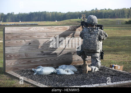 US Army Pvt. Brian Hollenbeck, zugeordnet nach der US-Armee Afrika startet eine Granate auf der Range (M203) für den besten Krieger-Wettbewerb in Fort Lee, VA., 7. Oktober 2014. Die besten Krieger Wettbewerb testet ein Soldat mentalen, Professional und Schlachtfeld Fähigkeiten.  (US Armee-Foto von Jordan Talbot / veröffentlicht) 2014 DA besten Krieger Wettbewerb 141007-A-GD362-011 Stockfoto