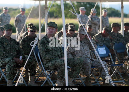 Navy Rear Admiral Kyle Cozad, Joint Task Force Guantanamo Kommandant sitzen mit Marine Sgt. Major Juan Hidalgo, Senior Leader für JTF, Kollegen, über das Camp Bulkeley Parade Feld bei den 189 und 670th der Militärpolizei Unternehmen Übernahme der Behörde Zeremonie 9. Okt. eingetragen. 189. Transfers berechtigt 670th 141009-A-UC781-025 Stockfoto