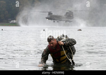 Sgt. Max Wolfer, Kampfingenieur Betriebsjubiläum 571st Sapper, 864th Engineer Battalion, wird das Wasser mit seinen Rucksack nach Abschluss eines Helocast aus einer CH-47 Chinook-Hubschrauber über amerikanische See hier 9. Oktober 2014 beendet. Wolfer und andere führen Sapper Leader Kurs Pre-training zu erhöhen Sie ihre Chance auf die Registerkarte "Sapper" (Foto: U.S. Army Staff Sgt Jennifer Spradlin, 19. Public Affairs-Abteilung) Triple Nickel Ingenieure verdienen Ausbildung 141009-A-OP586-096 Helocast beteiligen Stockfoto