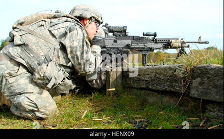 Eine Infanterie Soldat mit dem 2. Bataillon, 12. Kavallerie-Regiment, 1st Brigade Combat Team, 1. Kavallerie-Division beteiligt einen Kader scharfer Munition Übung 12. Oktober 2014, in Grafenwöhr, Deutschland, während zu beheben III kombiniert. (US Armee-Foto von Spc. Marcus Floyd/7th Mobile Public Affairs Abteilung freigegeben) Kader scharfer Munition Übung 141012-A-JI163-264 Stockfoto