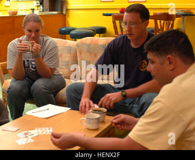 GUANTANAMO BAY, Kuba - Petty Officer 2. Klasse Sarah Carter, Eric Jorgensen Chief Petty Officer und Chief Petty Officer Mark DeLeon engagieren in einem Pik-Spiel während der Zeit an dem Leguan Xing zu verbringen. Leguan Xing bietet eine gemütliche Atmosphäre, wo die Truppen von US Naval Station Guantanamo Bay und Joint Task Force Guantanamo zurücklehnen und entspannen können. JTF Guantanamo führt durch sichere und humane Pflege und Obhut von Festgenommenen feindlichen Kämpfern. Die JTF führt Verhör Operationen um strategische Intelligenz zur Unterstützung der globalen Krieg gegen den Terror zu sammeln und unterstützt Strafverfolgungsbehörden und Kriegsverbrechen Untersu Stockfoto