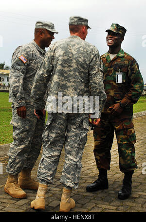 Maj Gen Darryl A. Williams, ehemaliger Kommandant der Joint Forces Command - Betrieb United Hilfe spricht mit Major General Daniel Ziankahn Jr., Stabschef der Streitkräfte Liberias und Generalmajor Gary J. Volesky, Kommandierender general der 101. US-Luftlandedivision und aktuelle Kommandant des Joint Forces Command - Betrieb United Hilfe. Die U.S. Agency for International Development (USAID) ist der Lead US Regierungsorganisation für Operation Vereinigte Unterstützung. US Africa Command unterstützt die Bemühungen durch die Bereitstellung von Befehl und Steuerung, Logistik, Ausbildung und technische Anlagen, Stockfoto