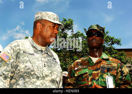 Maj Gen Darryl A. Williams, ehemaliger Kommandant der gemeinsamen zwingt Befehl - Operation Vereinigte Unterstützung verleiht mit Major General Daniel Ziankahn Jr., Stabschef der Streitkräfte Liberias. Die U.S. Agency for International Development (USAID) ist der Lead US Regierungsorganisation für Operation Vereinigte Unterstützung. US Africa Command unterstützt die Bemühungen durch die Bereitstellung von Befehl und Steuerung, Logistik, Schulung und technischen Anlagen um das Ebola-Virus-Ausbruch in westafrikanischen Nationen enthalten. (US-Armee Afrika Foto von Sgt. 1. Klasse Will Patterson) USARAF überträgt Betrieb United Assistan Stockfoto