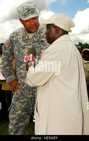 Maj Gen Darryl A. Williams, ehemaliger Kommandant der Joint Forces Command - Betrieb United Hilfe nimmt Teil in einem Interview mit einem Medien-Vertreter aus Power TV. Die U.S. Agency for International Development (USAID) ist der Lead US Regierungsorganisation für Operation Vereinigte Unterstützung. US Africa Command unterstützt die Bemühungen durch die Bereitstellung von Befehl und Steuerung, Logistik, Schulung und technischen Anlagen um das Ebola-Virus-Ausbruch in westafrikanischen Nationen enthalten. (US-Armee Afrika Foto von Sgt. 1. Klasse Will Patterson) USARAF überträgt Betrieb United Hilfsmission 141020 Stockfoto