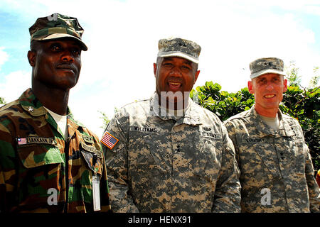 (V.l.) Beteiligen Sie Major General Daniel Ziankahn Jr., Stabschef der Streitkräfte Liberias, Maj Gen Darryl A. Williams, ehemaliger Kommandant der Joint Forces Command - Betrieb United Hilfe Hilfe und Generalmajor Gary J.Volesky, Kommandierender general der 101. US-Luftlandedivision und aktuelle Kommandant des Joint Forces Command - Betrieb United Hilfe sich ein Fotomotiv. Die U.S. Agency for International Development (USAID) ist der Lead US Regierungsorganisation für Operation Vereinigte Unterstützung. US Africa Command unterstützt die Bemühungen durch die Bereitstellung von Befehl und Steuerung, log Stockfoto