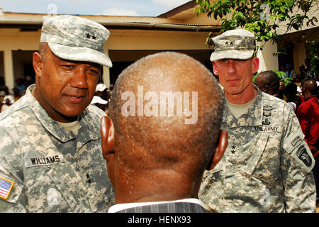 Generalmajor Darryl A. Williams, ehemaliger Kommandant der Joint Forces Command - Betrieb United Hilfe Hilfe und Generalmajor Gary J.Volesky, Kommandierender general der 101. US-Luftlandedivision und aktuelle Kommandant des Joint Forces Command - Betrieb United Hilfe, sprechen mit einem liberianischen Bürger bei einem Besuch in einem Dorf im ländlichen Liberia. Die U.S. Agency for International Development (USAID) ist der Lead US Regierungsorganisation für Operation Vereinigte Unterstützung. US Africa Command unterstützt die Bemühungen durch die Bereitstellung von Befehl und Steuerung, Logistik, Ausbildung und technische Anlagen, Conta Stockfoto