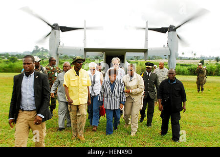 Ellen Johnson-Sirleaf, Präsident von Liberia (Mitte mit gestreiften Fell), mit Madame Deborah Malac, US-Botschafter in Liberia und Bill Berger, USAID Unterstützung DRT Führer, Ausfahrt ein Mv-22 Osprey in Foya, Liberia. Die U.S. Agency for International Development (USAID) wird die US-Regierung Organisation für Operation Vereinigte Unterstützung. US Africa Command unterstützt die Bemühungen durch die Bereitstellung von Befehl und Steuerung, Logistik, Schulung und technischen Anlagen um das Ebola-Virus-Ausbruch in westafrikanischen Nationen enthalten. (US-Armee Afrika Foto von Sgt. 1. Klasse Will Patterson) UNS Stockfoto