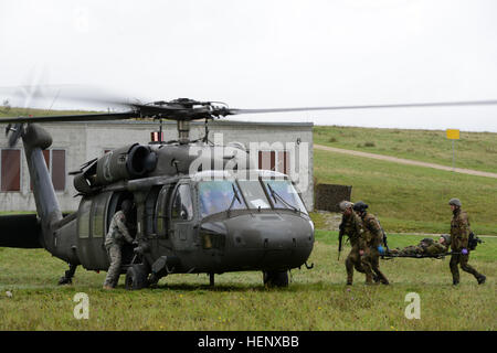 Ein Team von internationalen Soldaten tragen eine Bahre mit einem simulierten Unfall gegenüber einem UH-60 Black Hawk während der International Training Center Advanced Medical erste Responder Sonderkurs die von der ISTC Medical Branch vom 21. Oktober 2014 durch 23. Oktober 2014 in Pfullendorf, Deutschland durchgeführt wurde. Die multinationale Studenten aus den USA, Schweden, Norwegen, Italien und den Niederlanden geschult, ihre medizinischen Fähigkeiten zur Unterstützung von NATO-Soldaten, Matrosen und Flieger und behandeln und stabilisieren combat Trauma-Opfer mit SOF-orientierten medizinischen Verfahren und Fähigkeiten verbessern. (US Army pho Stockfoto