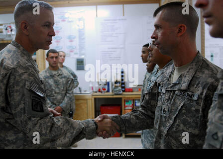 Generalmajor Thomas Spoehr (links), der stellvertretender Kommandierender general der United States Forces – Irak, eine Münze verleiht Staff Sgt Robert Nehi, der Unteroffizier verantwortlich für die Brigade liefern Arztpraxis, zugewiesenen Unternehmen C, 115. Brigade spezielle Truppen Bataillon, 1. Brigade, 1. Kavallerie-Division, 9. September 2011. Nehi erkannt wurde, zusammen mit Kameraden für Bemühungen bei der Bereitstellung von medizinischer Ressourcen für das Personal, die 1. Brigade zugewiesen. (Foto von Sgt. John Couffer) Generalmajor Spoehr besucht Kontingenz Operating Site Kalsu Soldaten 458132 Stockfoto