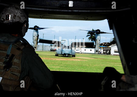 Die Aussicht von der hinteren Rampe ein U.S. Marine Corps MV-22 Osprey bevor es startet von Barclay Training Center in Monrovia, Liberia, 24. Oktober 2014. Die Fischadler durchgeführt Mitglieder der Mission der Vereinten Nationen für Notfall von Ebola, mehrere Einrichtungen gebaut, Kampf gegen Ebola in Liberia zu bereisen. Offizielle US Armee-Foto von Sgt. 1. Klasse Will Patterson/freigegeben) UNMEER Delegation besucht uns Ebola-Antwort-Vorgänge in Liberia 141024-A-ZZ999-001 Stockfoto