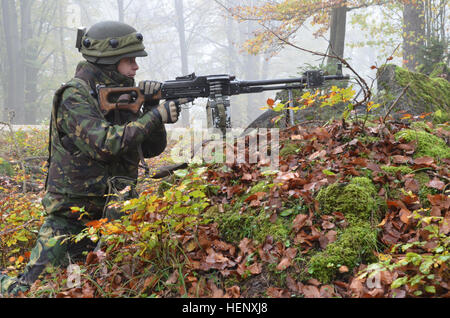 Ein rumänischer Soldat der Bravo Company, Infanterie-Bataillon sorgt für Sicherheit während der Durchführung einer Patrouille während des Trainings kombiniert Entschlossenheit III bei der Joint Multinational Readiness Center in Hohenfels, Deutschland, und 25. Oktober 2014. Kombinierte Lösung III ist eine multinationale Übung, die enthält mehr als 4.000 Teilnehmer aus NATO und Partner, und soll eine komplexe Trainingsszenario bieten, die konzentriert sich auf multinationale unified Land Operationen und das US-Engagement für NATO und Europa verstärkt. (US Armee-Foto von Pvt. Courtney Hubbard/freigegeben) Kombinierte Entschlossenheit 141025 III-A-FO275 - Stockfoto