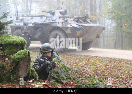 Ein rumänischer Soldat der Bravo Company, Infanterie-Bataillon sorgt für Sicherheit während der Durchführung einer abgesessene Patrouille während des Trainings kombiniert Entschlossenheit III bei der Joint Multinational Readiness Center in Hohenfels, Deutschland, 25. Oktober 2014.  Kombinierte Lösung III ist eine multinationale Übung, die enthält mehr als 4.000 Teilnehmer aus NATO und Partner, und soll eine komplexe Trainingsszenario bieten, die konzentriert sich auf multinationale unified Land Operationen und das US-Engagement für NATO und Europa verstärkt. (US Armee-Foto von Sgt. Ian Schell/freigegeben) Kombinierte Lösung III 141025-A-IR81 Stockfoto