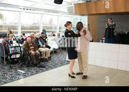 Staff Sgt Jennifer C. Johnson, links, Spezialist für Öffentlichkeitsarbeit, Joint Force Headquarters National Capital Region und US Armee militärische Bezirk Washington, Tänze mit Charles Felder, ein Bewohner von Streitkräften Retirement Home, Kreuzfahrtschiff während SGT Vicki Golding, der Nationalgarde D.C. 257. Army Band, singt während der 13. jährliche Thanksgiving Lunch Cruise an Bord der Odyssey 25 Nov. , 2014. Die Kreuzfahrt wurde für verwundete Krieger aus dem Krieger Übergang Gerät in Fort Belvoir, einzelne Service-Mitglieder und geographischen Bachelor/Junggesellinnen aus der National Capital Regio statt. Stockfoto