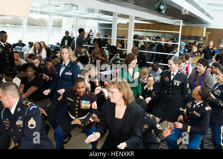 Teilnehmer tanzen nach dem Essen während der 13. jährliche Thanksgiving Lunch Cruise an Bord der Odyssey Kreuzfahrtschiff 25. November 2014. Die Kreuzfahrt war für verwundete Krieger aus dem Krieger Übergang Gerät in Fort Belvoir, einzelne Service-Mitglieder und geographischen Bachelor/Junggesellinnen aus der National Capital Region statt; Veteranen aus der Streitkräfte Ruhestand Haus von Washington, D.C.; die amerikanische Kriegsinvaliden von Washington, D.C.; und von der Ehre Flug Veteranen der Nord-Virginia. Die Kreuzfahrt, die von der Washington Waterfront Association und Entertainment Cruises von Washi gehostet wird Stockfoto