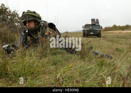 Ein rumänischer Soldat sorgt für Sicherheit während des Trainings kombiniert Entschlossenheit III bei der Joint Multinational Readiness Center in Hohenfels, Deutschland, 27. Oktober 2014. Kombinierte Lösung III ist eine multinationale Übung, die enthält mehr als 4.000 Teilnehmer aus NATO und Partner, und soll eine komplexe Trainingsszenario bieten, die konzentriert sich auf multinationale unified Land Operationen und das US-Engagement für NATO und Europa verstärkt. (US Armee-Foto von Spc. John Kresse Jr./freigegeben) Kombinierte Lösung III 141027-A-AO034-001 Stockfoto