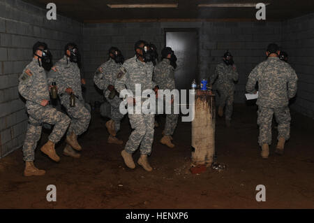Fallschirmjäger des 127th Engineer Battalion, 1st Brigade Combat Team, 82nd Airborne Division, trafen in einer CS-Gaskammer in Fort Bragg, North Carolina, um M50-Masken auf kontinuierlichen Schutz vor nuklearen, biologischen und chemischen Bedrohungen zu testen. Stockfoto