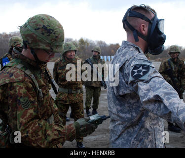 US-Armeesoldaten aus dem 2. Bataillon, 1. Infanterie-Regiment, 2nd Stryker Brigade Combat Team, 2. Infanterie-Division von Joint Base Lewis-McChord, Washington, und Japan Ground Self-Defense Force Mitglieder aus 11. Infanterie-Regiment, 7. Panzer-Division, Nordarmee Austausch Techniken verwendet, um zu schützen und dekontaminieren, Personal und Geräte im Falle einer Exposition gegenüber chemischen Stoffen, Okt. 28.  Die Einheiten sind Orient Shield 14, 27 Okt. – 7. November beteiligt. US-Armee und JGSDF Austausch chemischer decon Techniken im Orient Shield 14 141028-A-WG123-006 Stockfoto