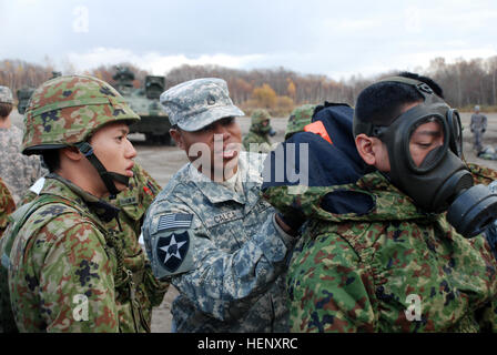 US-Armeesoldaten aus dem 2. Bataillon, 1. Infanterie-Regiment, 2nd Stryker Brigade Combat Team, 2. Infanterie-Division von Joint Base Lewis-McChord, Washington, und Japan Ground Self-Defense Force Mitglieder aus 11. Infanterie-Regiment, 7. Panzer-Division, Nordarmee Austausch Techniken verwendet, um Personal und Geräte im Falle einer Exposition gegenüber chemischen Stoffen, Okt. 28 dekontaminieren.  Die Einheiten sind Orient Shield 14, 27 Okt. – 7. November beteiligt. US-Armee und JGSDF Austausch chemischer decon Techniken im Orient Shield 14 141028-A-WG123-007 Stockfoto