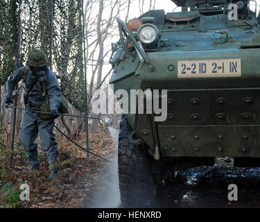 US-Armeesoldaten aus dem 2. Bataillon, 1. Infanterie-Regiment, 2nd Stryker Brigade Combat Team, 2. Infanterie-Division von Joint Base Lewis-McChord, Washington, und Japan Ground Self-Defense Force Mitglieder aus 11. Infanterie-Regiment, 7. Panzer-Division, Nordarmee Austausch Techniken verwendet, um Personal und Geräte im Falle einer Exposition gegenüber chemischen Stoffen, Okt. 28 dekontaminieren.  Die Einheiten sind Orient Shield 14, 27 Okt. – 7. November beteiligt. US-Armee und JGSDF Austausch chemischer decon Techniken im Orient Shield 14 141028-A-WG123-008 Stockfoto