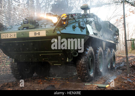 US-Armeesoldaten aus dem 2. Bataillon, 1. Infanterie-Regiment, 2nd Stryker Brigade Combat Team, 2. Infanterie-Division von Joint Base Lewis-McChord, Washington, und Japan Ground Self-Defense Force Mitglieder aus 11. Infanterie-Regiment, 7. Panzer-Division, Nordarmee Austausch Techniken verwendet, um Personal und Geräte im Falle einer Exposition gegenüber chemischen Stoffen, Okt. 28 dekontaminieren.  Die Einheiten sind Orient Shield 14, 27 Okt. – 7. November beteiligt. US-Armee und JGSDF Austausch chemischer decon Techniken im Orient Shield 14 141028-A-WG123-009 Stockfoto