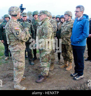 Captain John Billington, ein Fallschirmjäger mit US Army 173rd Airborne Brigade, Schriftsätze General Mark A. Milley, Stabschef der Armee, Okt. 29 über eine Zug-live-Feuer-Übung während seines Besuchs in der internationalen Friedenssicherung und Security Center in der Nähe von Yavoriv, Ukraine. Soldaten mit der ukrainischen Nationalgarde geübt wie man Bewegung unter Feuer führen mit scharfer Munition. Fallschirmjäger von der 173rd Airborne Brigade sind in der Ukraine zu trainieren der Ukraine neu gegründete Nationalgarde im Rahmen des furchtlosen Wächter, die ist Zeitplan zum letzten bis November. (US Armee-Foto von Staff Sgt Adrian Stockfoto