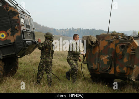 Rumänische Soldaten führen ein Fahrzeug Verwertungsverfahren während des Trainings kombiniert Entschlossenheit III bei der Joint Multinational Readiness Center in Hohenfels, Deutschland, 30. Oktober 2014.  Kombinierte Lösung III ist eine multinationale Übung, die enthält mehr als 4.000 Teilnehmer aus NATO und Partner, und soll eine komplexe Trainingsszenario bieten, die konzentriert sich auf multinationale unified Land Operationen und das US-Engagement für NATO und Europa verstärkt. (US Armee-Foto von Spc. John Kresse Jr./freigegeben) Kombinierte Lösung III 141030-A-AO034-009 Stockfoto