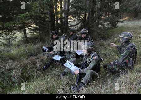 Rumänische Soldaten des 21. montiert Bataillon diskutieren welche route um zu nehmen während der Durchführung einer abgesessene Patrouille während des Trainings kombiniert Entschlossenheit III bei der Joint Multinational Readiness Center in Hohenfels, Deutschland, 1. November 2014. Kombinierte Lösung III ist eine multinationale Übung, die enthält mehr als 4.000 Teilnehmer aus NATO und Partner, und soll eine komplexe Trainingsszenario bieten, die konzentriert sich auf multinationale unified Land Operationen und das US-Engagement für NATO und Europa verstärkt. (US Armee-Foto von Spc. Tyler Kingsbury/freigegeben) Kombinierte Lösung III 141101-A-LO9 Stockfoto