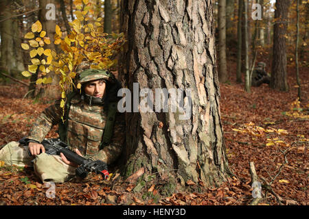 Ein serbischer Soldat der 4. Brigade sorgt für Sicherheit während des Trainings kombiniert Entschlossenheit III bei der Joint Multinational Readiness Center in Hohenfels, Deutschland, 4. November 2014. Kombinierte Lösung III ist eine multinationale Übung, die enthält mehr als 4.000 Teilnehmer aus NATO und Partner, und soll eine komplexe Trainingsszenario bieten, die konzentriert sich auf multinationale unified Land Operationen und das US-Engagement für NATO und Europa verstärkt. (US Armee-Foto von Spc. John Kresse Jr./freigegeben) Kombinierte Lösung III 141104-A-AO034-012 Stockfoto