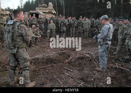 Nach einer hart umkämpften situative Übung, Captain Michael Sims, Kommandant der Truppe C, 1. Staffel, 2. Kavallerie-Regiment, führt Klage nach dem Überprüfen der heutigen hastigen defensive Operation mit den Soldaten des 2. Bataillons, 8. Kavallerie-Regiment, 1st Brigade Combat Team, 1. Kavallerie-Division und die Soldaten der Truppe C, 1. Sqdn., 2. Cav. Reg. Die Ausbildung ist Teil der multinationalen Übung Eisen Schwert 2014 mit 2.500 Soldaten aus Kanada, der Tschechischen Republik, Estland, Deutschland, Ungarn, Litauen, Luxemburg, den Vereinigten Staaten und das Vereinigte Königreich. (US Armee-Foto von Stockfoto