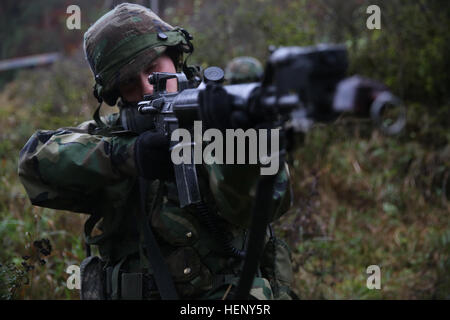 Soldat der moldauischen sorgt für Sicherheit während des Trainings kombiniert Entschlossenheit III bei der Joint Multinational Readiness Center in Hohenfels, Deutschland, 6. November 2014.  Kombinierte Lösung III ist eine multinationale Übung, die enthält mehr als 4.000 Teilnehmer aus NATO und Partner, und soll eine komplexe Trainingsszenario bieten, die konzentriert sich auf multinationale unified Land Operationen und das US-Engagement für NATO und Europa verstärkt. (Foto: U.S. Army Spc. Brian Chaney / veröffentlicht) Kombinierte Lösung III 141106-A-EM978-004 Stockfoto