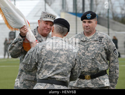 Generalleutnant Donald M. Campbell Jr., übergibt die US Army Europe Farben an gen Phillip Breedlove, Kommandeur des US European Command, bedeutete das Ende der Amtszeit Campbells als der Kommandeur der USAREUR in einer Zeremonie am Clay Kaserne, Wiesbaden, Deutschland, 5. November 2014. USAREUR Änderung der Befehl Zeremonie 141105-A-AD638-318 Stockfoto